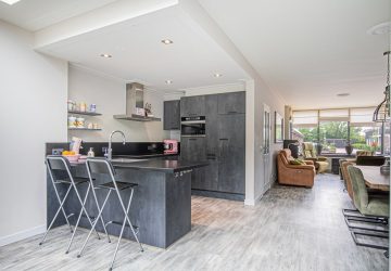Woudenberg, royaal uitgebouwde hoekwoning